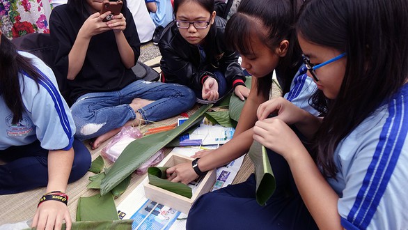 Học trò Sài Gòn gói bánh tét đón tết - Ảnh 4. Học trò Sài Gòn gói bánh tét đón tết - Ảnh 4.