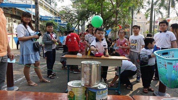 Học trò Sài Gòn gói bánh tét đón tết - Ảnh 11. Học trò Sài Gòn gói bánh tét đón tết - Ảnh 11.