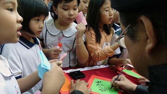 Học trò Sài Gòn gói bánh tét đón tết - Ảnh 13. Học trò Sài Gòn gói bánh tét đón tết - Ảnh 13.
