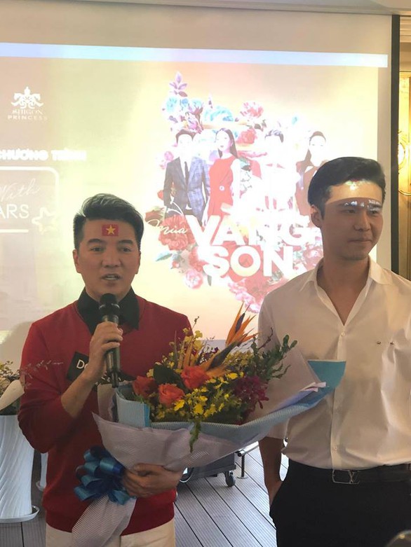 Mỹ Tâm, Đàm Vĩnh Hưng cầm cờ đi bão mừng chiến thắng U-23 VN - Ảnh 8. Mỹ Tâm, Đàm Vĩnh Hưng cầm cờ đi bão mừng chiến thắng U-23 VN - Ảnh 8.