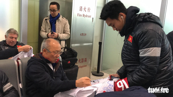Ông Park và cầu thủ kí mỏi tay khi rời Trung Quốc - Ảnh 9.