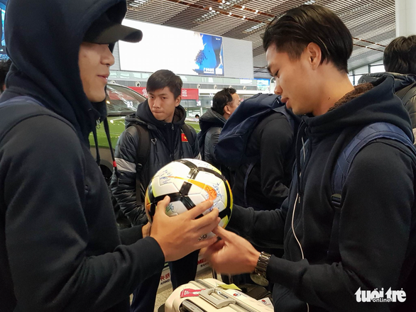 Ông Park và cầu thủ kí mỏi tay khi rời Trung Quốc - Ảnh 7.