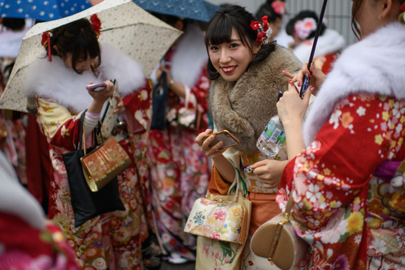 Thiếu nữ Nhật rạng rỡ kimono trong lễ trưởng thành - Ảnh 3.