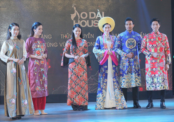 Nhà thiết kế Sỹ Hoàng mong áo dài trở nên bình thường - Ảnh 2. Nhà thiết kế Sỹ Hoàng mong áo dài trở nên bình thường - Ảnh 2.