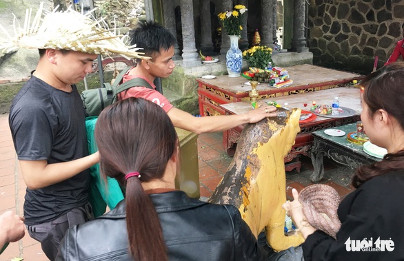 Chen chân xức dầu tượng hổ ở Hương Tích mong… chữa bệnh - Ảnh 4. Chen chân xức dầu tượng hổ ở Hương Tích mong… chữa bệnh - Ảnh 4.