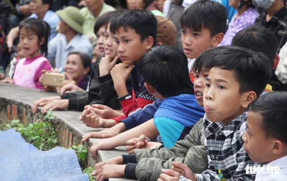 Dân leo núi xem trai làng đấu vật ở lễ hội Vua Mai - Ảnh 8. Dân leo núi xem trai làng đấu vật ở lễ hội Vua Mai - Ảnh 8.