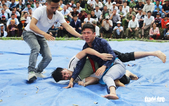 Dân leo núi xem trai làng đấu vật ở lễ hội Vua Mai - Ảnh 11. Dân leo núi xem trai làng đấu vật ở lễ hội Vua Mai - Ảnh 11.