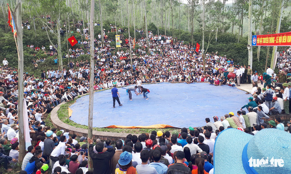 Dân leo núi xem trai làng đấu vật ở lễ hội Vua Mai - Ảnh 4.
