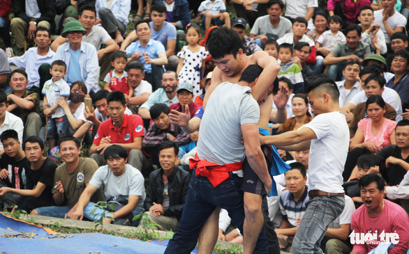 Dân leo núi xem trai làng đấu vật ở lễ hội Vua Mai - Ảnh 6.