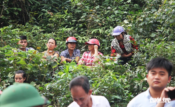 Dân leo núi xem trai làng đấu vật ở lễ hội Vua Mai - Ảnh 9. Dân leo núi xem trai làng đấu vật ở lễ hội Vua Mai - Ảnh 9.