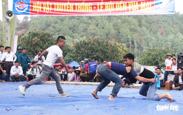 Dân leo núi xem trai làng đấu vật ở lễ hội Vua Mai - Ảnh 2. Dân leo núi xem trai làng đấu vật ở lễ hội Vua Mai - Ảnh 2.