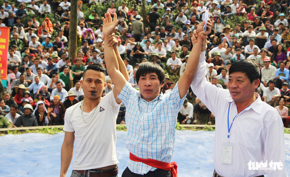 Dân leo núi xem trai làng đấu vật ở lễ hội Vua Mai - Ảnh 12.