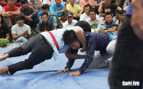 Dân leo núi xem trai làng đấu vật ở lễ hội Vua Mai - Ảnh 10.