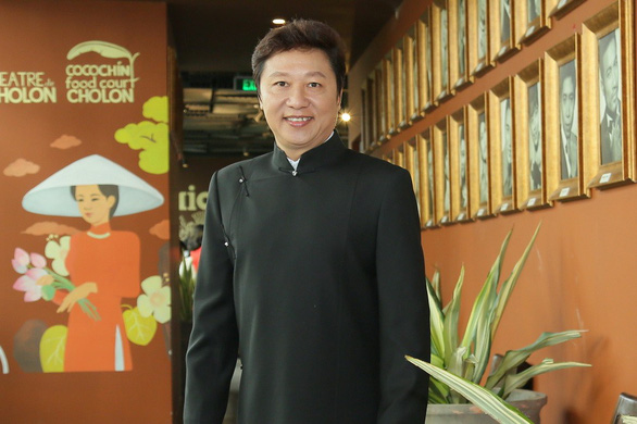 Nhà thiết kế Sỹ Hoàng mong áo dài trở nên bình thường - Ảnh 1. Nhà thiết kế Sỹ Hoàng mong áo dài trở nên bình thường - Ảnh 1.
