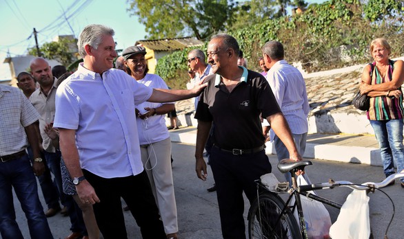 Ở Cuba, thiếu niên tiền phong giám sát thùng phiếu bầu cử - Ảnh 4. Ở Cuba, thiếu niên tiền phong giám sát thùng phiếu bầu cử - Ảnh 4.