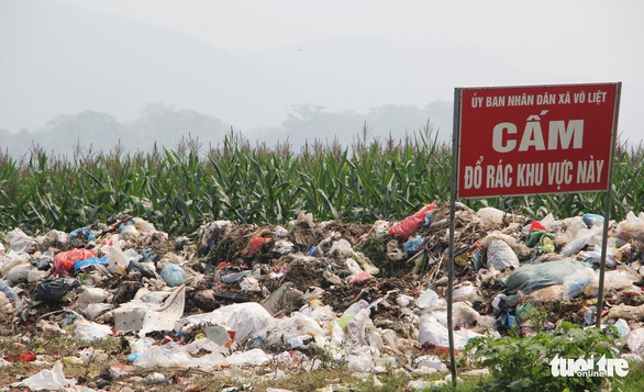 Bãi bồi sông Lam ngập rác, dân kêu trời vì ruồi - Ảnh 4. Bãi bồi sông Lam ngập rác, dân kêu trời vì ruồi - Ảnh 4.