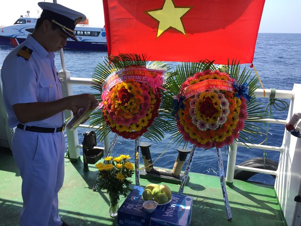 Tưởng niệm Gạc Ma trên biển Hoàng Sa - Ảnh 3. Tưởng niệm Gạc Ma trên biển Hoàng Sa - Ảnh 3.