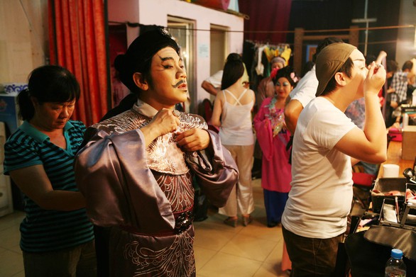 Sân khấu Sài Gòn đang thời... lên bờ xuống ruộng? - Ảnh 1. Sân khấu Sài Gòn đang thời... lên bờ xuống ruộng? - Ảnh 1.