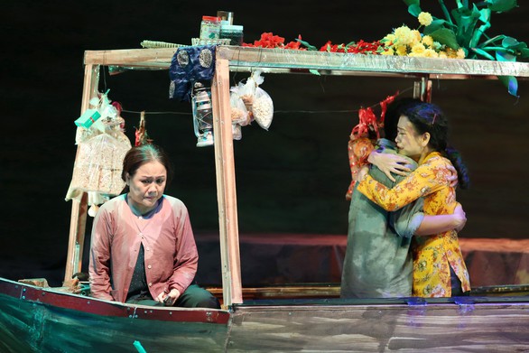 Sân khấu Sài Gòn đang thời... lên bờ xuống ruộng? - Ảnh 8. Sân khấu Sài Gòn đang thời... lên bờ xuống ruộng? - Ảnh 8.
