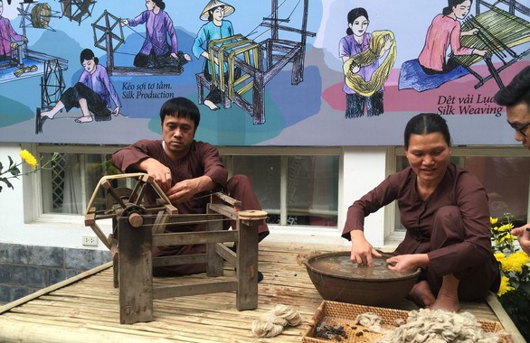 Ngắm thời trang Việt - Ý và xem triển lãm ươm tơ dệt lụa - Ảnh 2. Ngắm thời trang Việt - Ý và xem triển lãm ươm tơ dệt lụa - Ảnh 2.