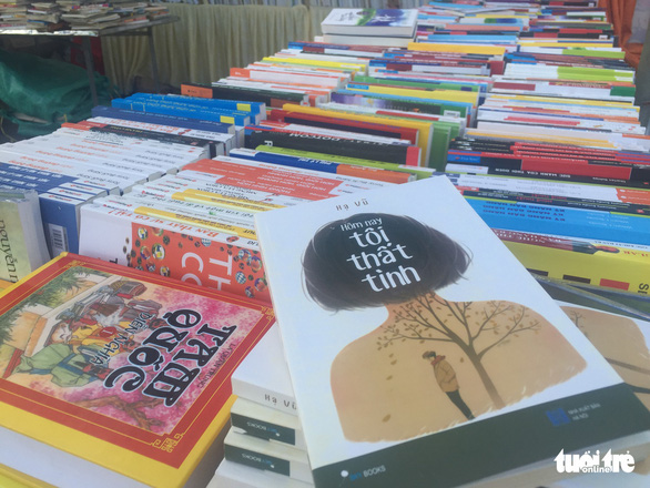 20 tấn sách ra phiên chợ sách đầu tiên ở Đà Nẵng - Ảnh 2.