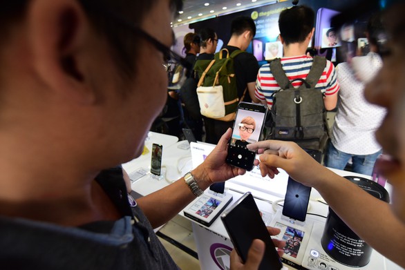 Samsung Galaxy S9/S9+ đắt hàng ngày đầu mở bán - Ảnh 1. Samsung Galaxy S9/S9+ đắt hàng ngày đầu mở bán - Ảnh 1.