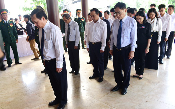 Người dân ngậm ngùi tiếc thương nguyên Thủ tướng Phan Văn Khải - Ảnh 3. Người dân ngậm ngùi tiếc thương nguyên Thủ tướng Phan Văn Khải - Ảnh 3.