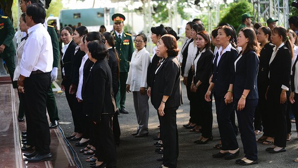 Người dân ngậm ngùi tiếc thương nguyên Thủ tướng Phan Văn Khải - Ảnh 4. Người dân ngậm ngùi tiếc thương nguyên Thủ tướng Phan Văn Khải - Ảnh 4.