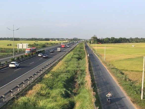 Hàng rào an toàn cao tốc TP.HCM - Trung Lương bị phá hoại nghiêm trọng - Ảnh 9. Hàng rào an toàn cao tốc TP.HCM - Trung Lương bị phá hoại nghiêm trọng - Ảnh 9.