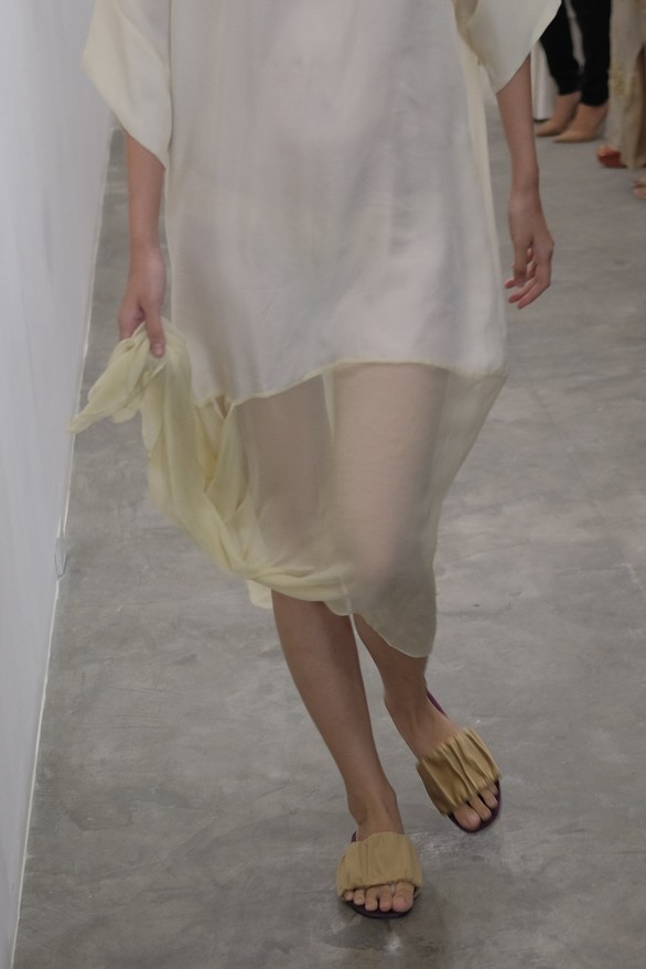 Li Lam ra mắt bộ thiết kế Lam Blanc cảm hứng từ sen trắng - Ảnh 6. Li Lam ra mắt bộ thiết kế Lam Blanc cảm hứng từ sen trắng - Ảnh 6.