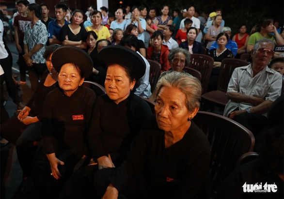 Người dân ra đường tiễn cố Thủ tướng Phan Văn Khải - Ảnh 9. Người dân ra đường tiễn cố Thủ tướng Phan Văn Khải - Ảnh 9.