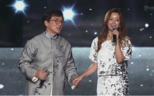 Tại sao ca khúc của Thành Long và Kim Hee Sun bỗng nhiên hot? - Ảnh 7. Tại sao ca khúc của Thành Long và Kim Hee Sun bỗng nhiên hot? - Ảnh 7.