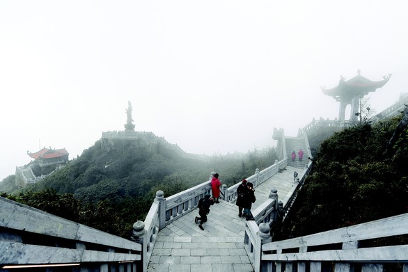 Quần thể tâm linh trên đỉnh Fansipan: Đường lên cõi Phật mây bay - Ảnh 1. Quần thể tâm linh trên đỉnh Fansipan: Đường lên cõi Phật mây bay - Ảnh 1.