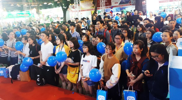 Anh Khang, Hamlet Trương, Iris Cao hâm nóng hội sách ngày thứ 2 - Ảnh 5. Anh Khang, Hamlet Trương, Iris Cao hâm nóng hội sách ngày thứ 2 - Ảnh 5.