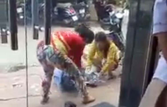 Một cô gái bị đánh đập giữa đường, không ai dám can ngăn - Ảnh 2. Một cô gái bị đánh đập giữa đường, không ai dám can ngăn - Ảnh 2.