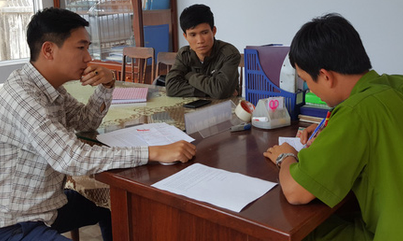 Dùng dao phay dọa chém phóng viên đang tác nghiệp - Ảnh 2. Dùng dao phay dọa chém phóng viên đang tác nghiệp - Ảnh 2.