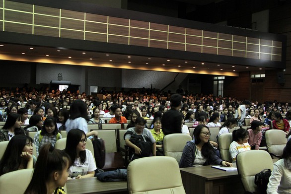 Sinh viên nên yêu hay cứ cắm đầu vào học? - Ảnh 1. Sinh viên nên yêu hay cứ cắm đầu vào học? - Ảnh 1.