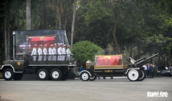 Hàng ngàn người tiễn cố Thủ tướng Phan Văn Khải về đất mẹ - Ảnh 3. Hàng ngàn người tiễn cố Thủ tướng Phan Văn Khải về đất mẹ - Ảnh 3.