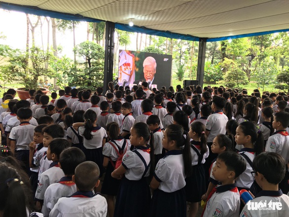 Hàng ngàn người tiễn cố Thủ tướng Phan Văn Khải về đất mẹ - Ảnh 20. Hàng ngàn người tiễn cố Thủ tướng Phan Văn Khải về đất mẹ - Ảnh 20.