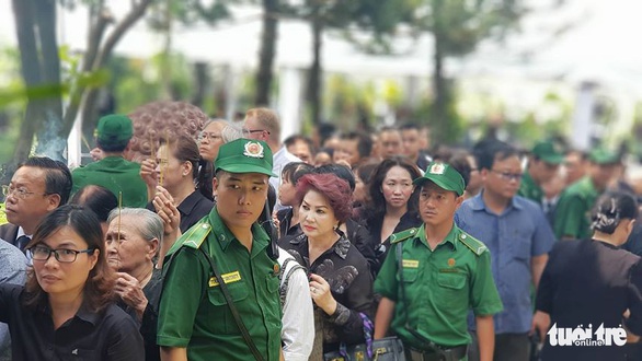 Bà con đội nắng xếp hàng tiễn biệt ông Sáu Khải - Ảnh 11. Bà con đội nắng xếp hàng tiễn biệt ông Sáu Khải - Ảnh 11.