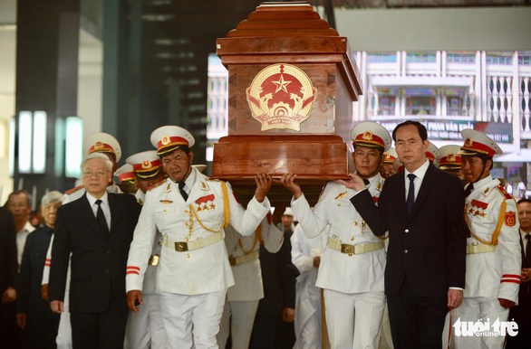 Hàng ngàn người tiễn cố Thủ tướng Phan Văn Khải về đất mẹ - Ảnh 2. Hàng ngàn người tiễn cố Thủ tướng Phan Văn Khải về đất mẹ - Ảnh 2.