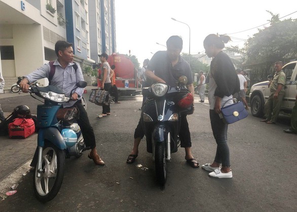 Dân chung cư Carina vạ vật chờ trở lại nhà sau đám cháy - Ảnh 11. Dân chung cư Carina vạ vật chờ trở lại nhà sau đám cháy - Ảnh 11.