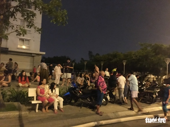 Hoảng loạn, gào khóc giữa đêm trong đám cháy chung cư Carina - Ảnh 5. Hoảng loạn, gào khóc giữa đêm trong đám cháy chung cư Carina - Ảnh 5.