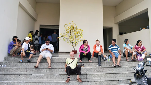 Dân chung cư Carina vạ vật chờ trở lại nhà sau đám cháy - Ảnh 3. Dân chung cư Carina vạ vật chờ trở lại nhà sau đám cháy - Ảnh 3.