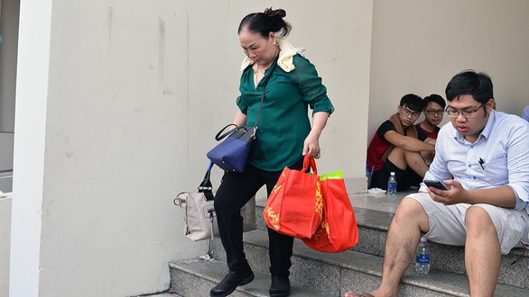 Dân chung cư Carina vạ vật chờ trở lại nhà sau đám cháy - Ảnh 10. Dân chung cư Carina vạ vật chờ trở lại nhà sau đám cháy - Ảnh 10.