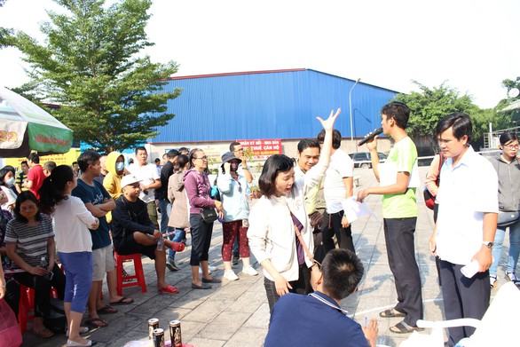 Người dân trở lại chung cư Carina, bức xúc đòi biết thông tin vụ cháy - Ảnh 8. Người dân trở lại chung cư Carina, bức xúc đòi biết thông tin vụ cháy - Ảnh 8.
