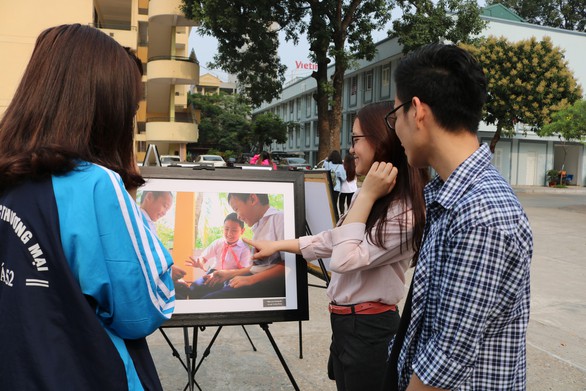 Triển lãm ảnh Sức sống Trường Sa đến với sinh viên ĐH Thương mại - Ảnh 3. Triển lãm ảnh Sức sống Trường Sa đến với sinh viên ĐH Thương mại - Ảnh 3.
