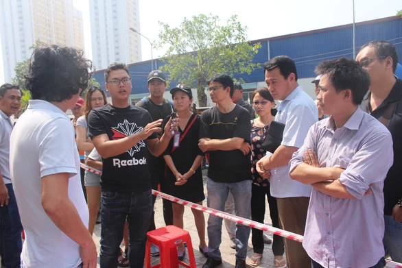 Người dân trở lại chung cư Carina, bức xúc đòi biết thông tin vụ cháy - Ảnh 1. Người dân trở lại chung cư Carina, bức xúc đòi biết thông tin vụ cháy - Ảnh 1.