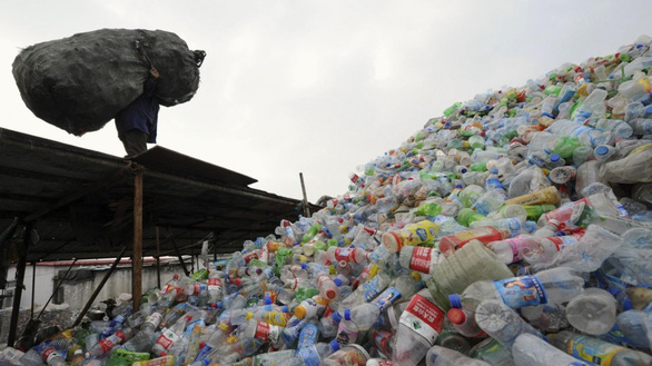 Mỹ yêu cầu Trung Quốc dừng cấm nhập rác - Ảnh 1.