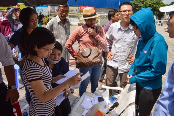 Người dân trở lại chung cư Carina, bức xúc đòi biết thông tin vụ cháy - Ảnh 5. Người dân trở lại chung cư Carina, bức xúc đòi biết thông tin vụ cháy - Ảnh 5.